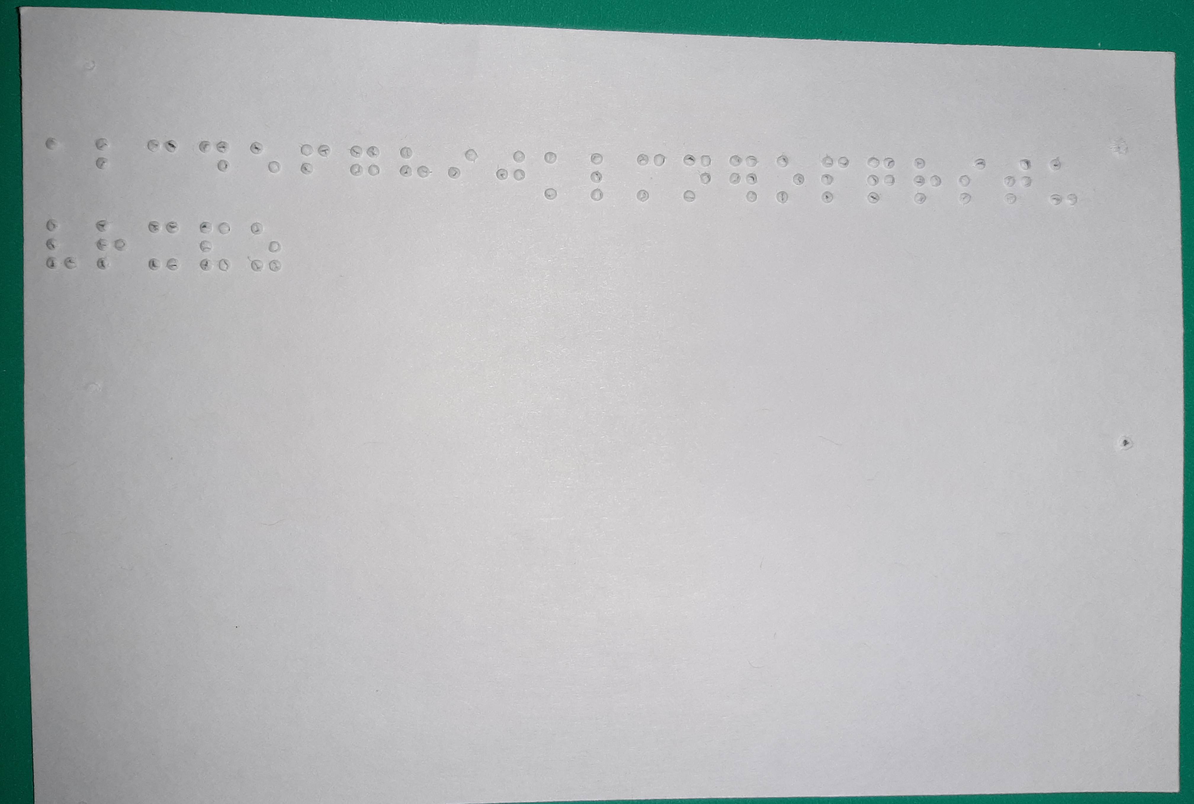 Foto de una tarjeta con el alfabeto en Braille.